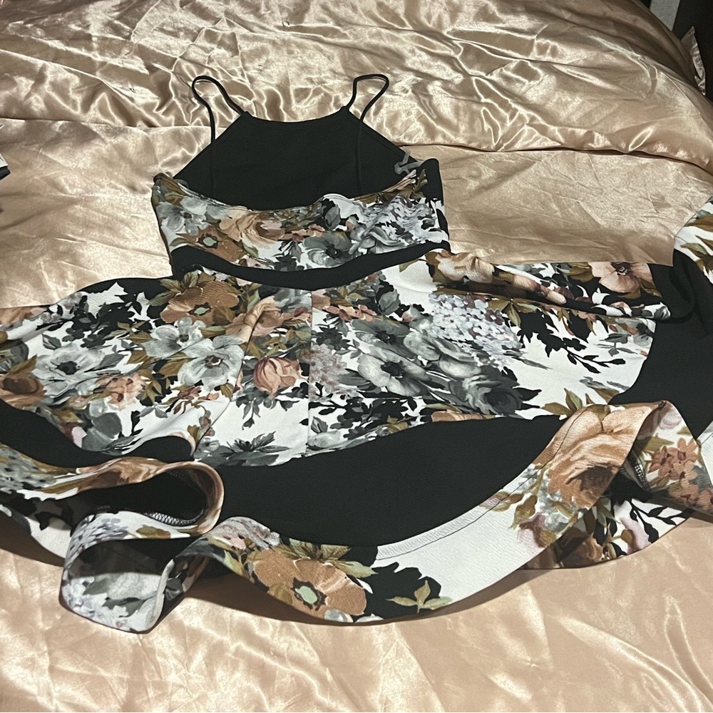 Pretty floral dress.
